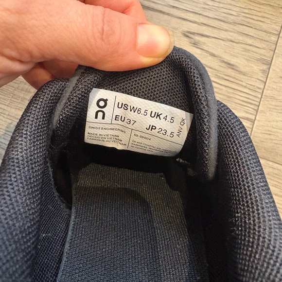 On Womens’s Cloud Black Sneakers- Womens 6.5 - Picture 4 of 6